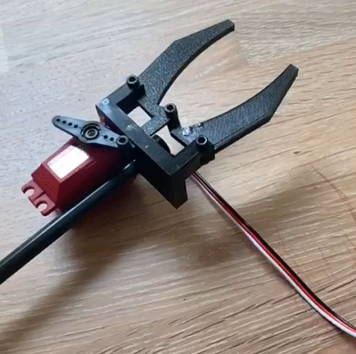 custom-claw-grabber-chasing-dory-underwater-drone.jpg