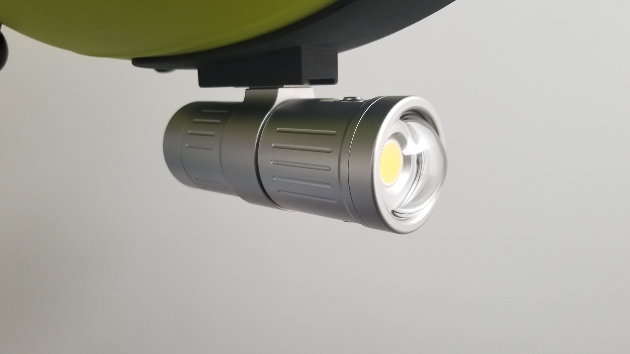 light-attachment-mount-fifish-v6-underwater-drone.jpg