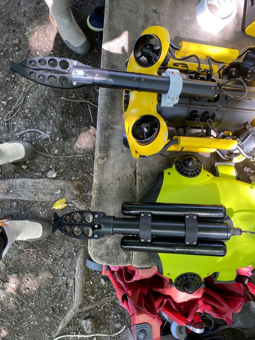 robotic-arm-comparison-fifish-v6s-chasing-m2-rov.jpg