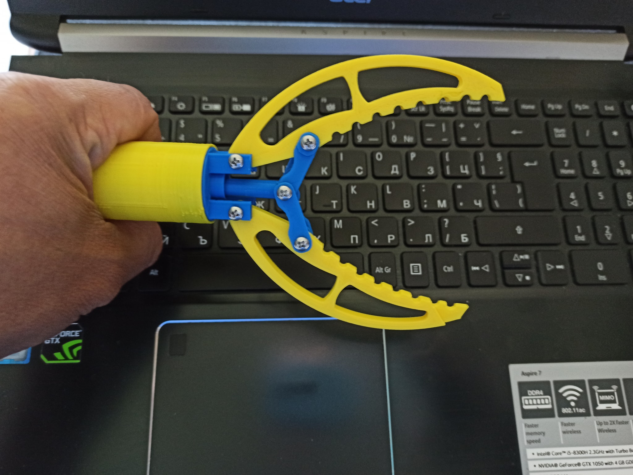 underwater-drone-claw-robotic-arm.jpg